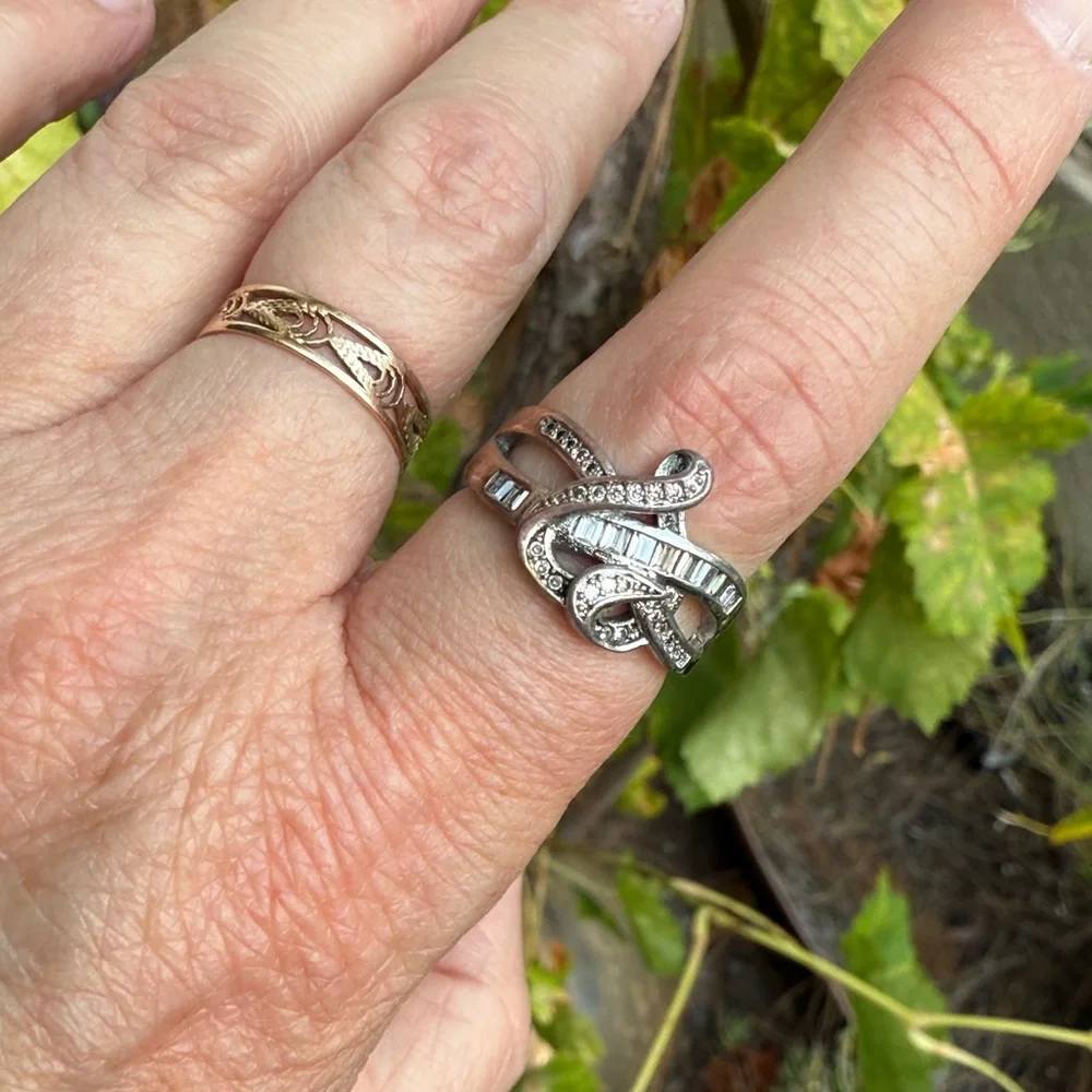 Elegant and Unique Vintage Sterling Silver Ring with Sparkle Cristals